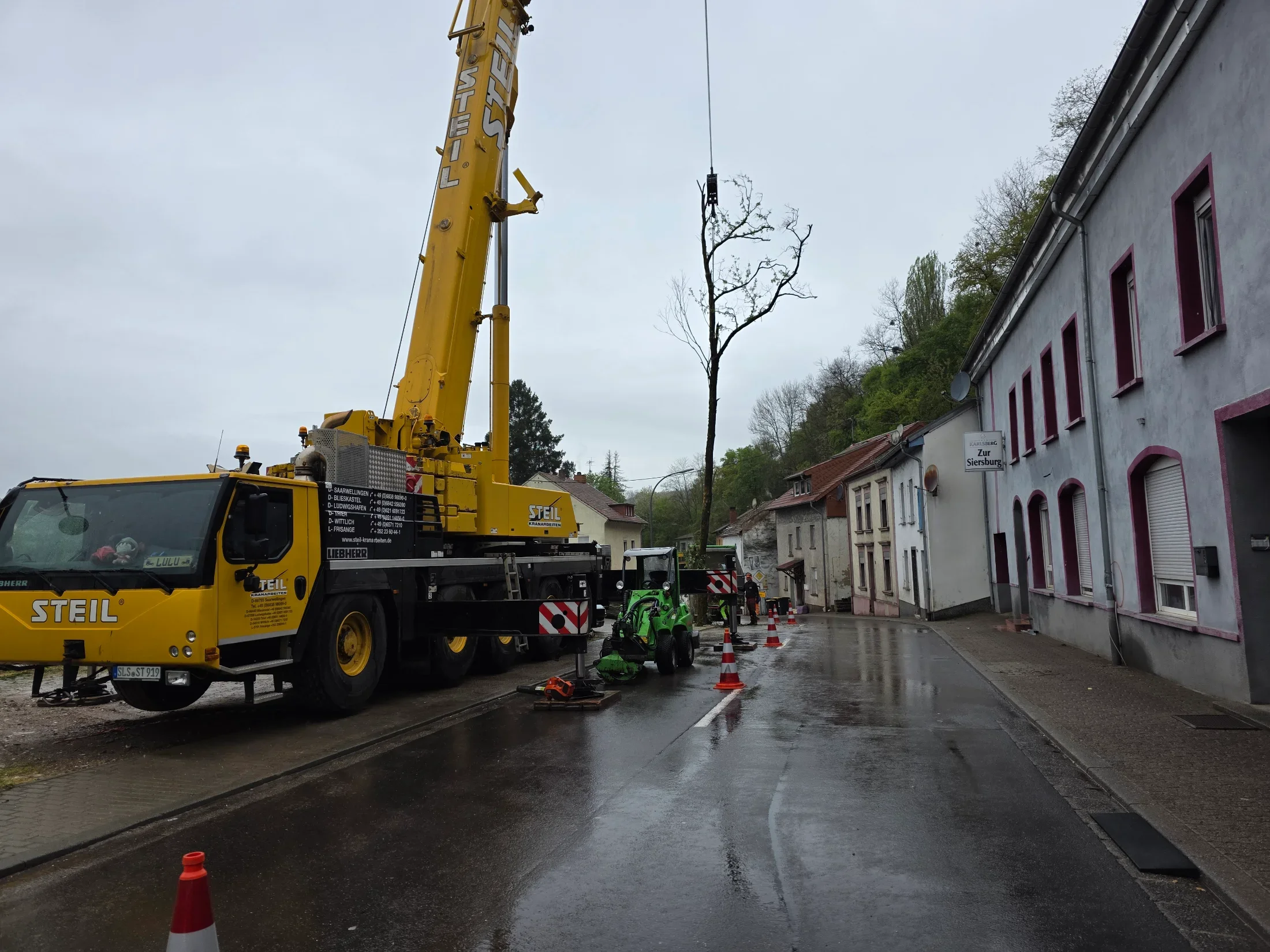 Sturmschadenbeseitigung mit Autokran und Verkehrssicherung in der Niedstraße in Siersburg